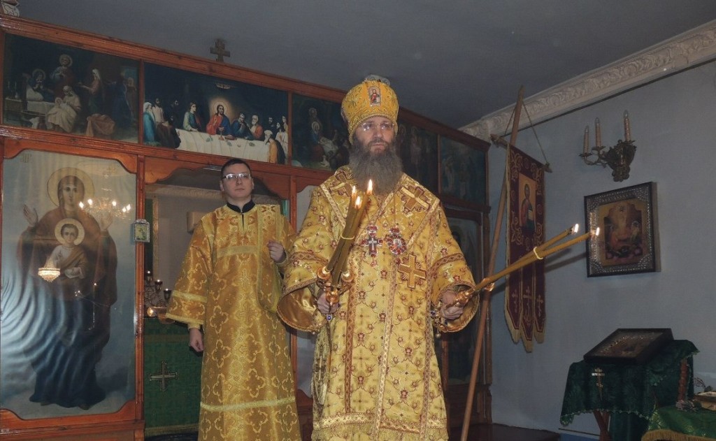 Божественная литургия в храме Святой Троицы.