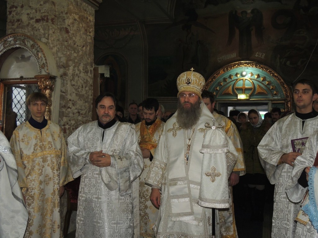 Божественную литургию и Чин Великого освящения воды в Покровском кафедральном соборе.