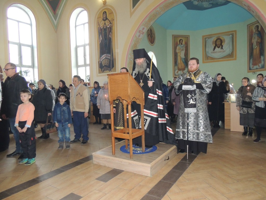 Великое повечерие с чтение канона прп. Андрея Критского в Богоявленском храме.