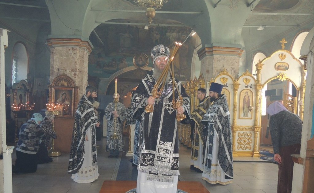 Божественная литургия Преждеосвященных даров в Покровском кафедральном соборе.