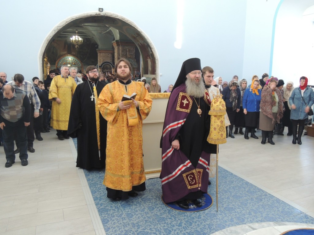 Божественная литургия в главном приделе в Покровском кафедральном соборе г. Урюпинска.