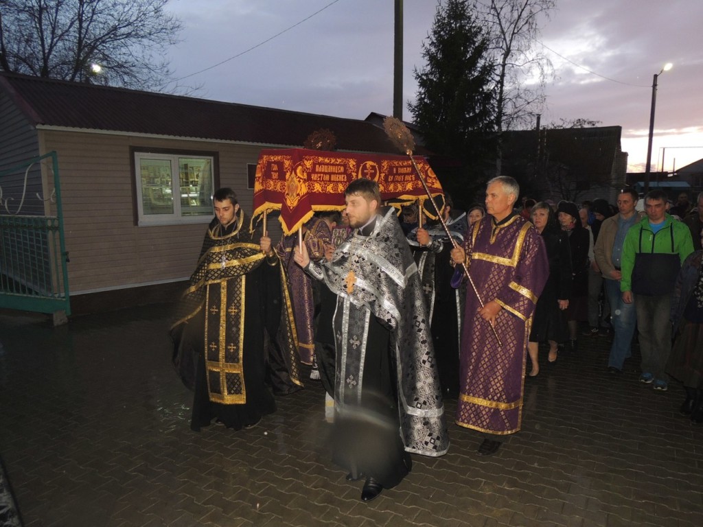 Епископ Елисей совершил утреню Великой Субботы с чином погребения плащаницы в Покровском соборе г. Урюпинска.