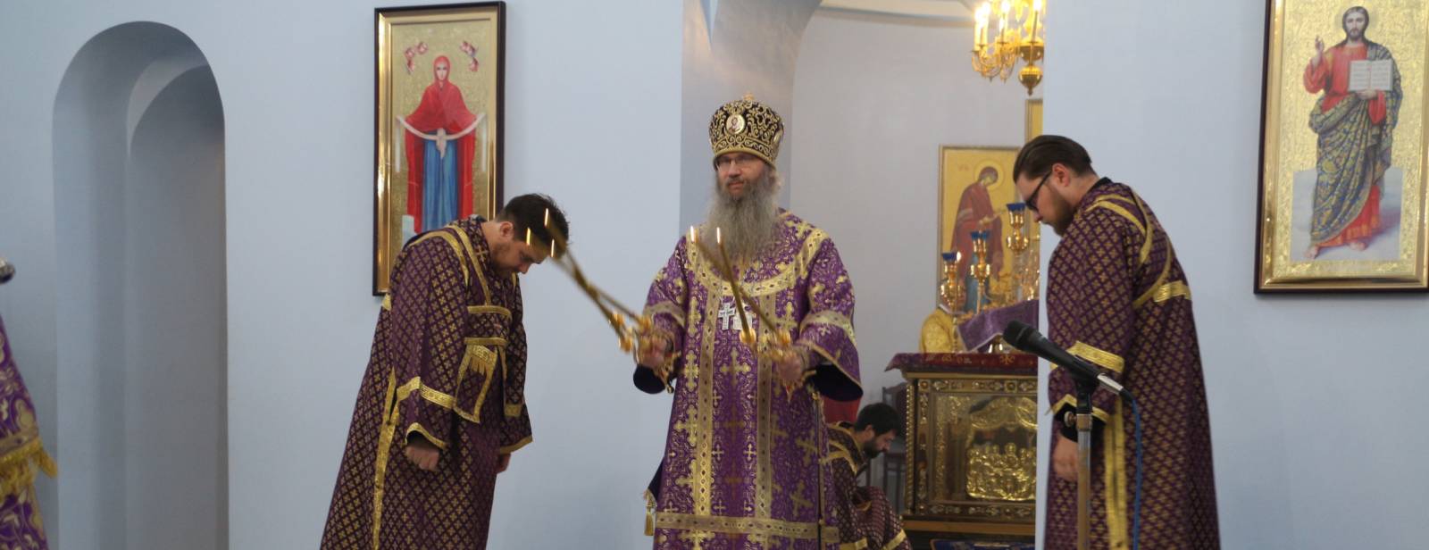Архиерейское богослужение в Покровском соборе.