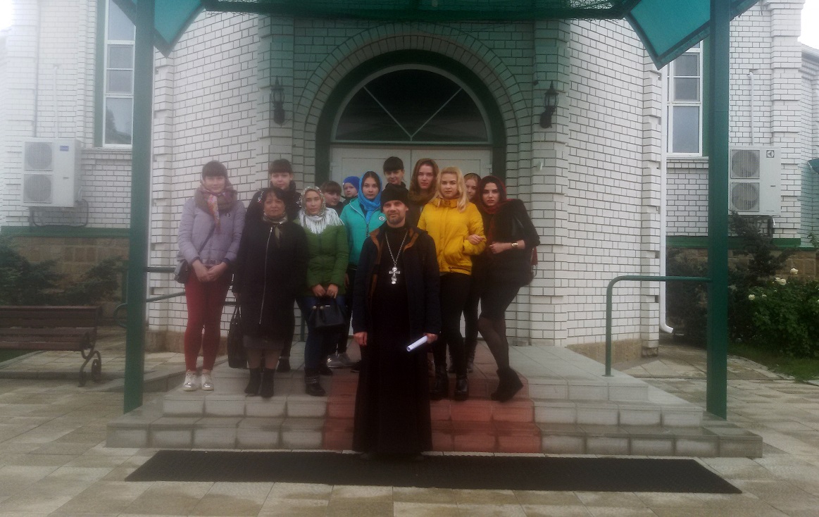 Cтуденты группы Б-15 посетили Богоявленский храм города Фролово