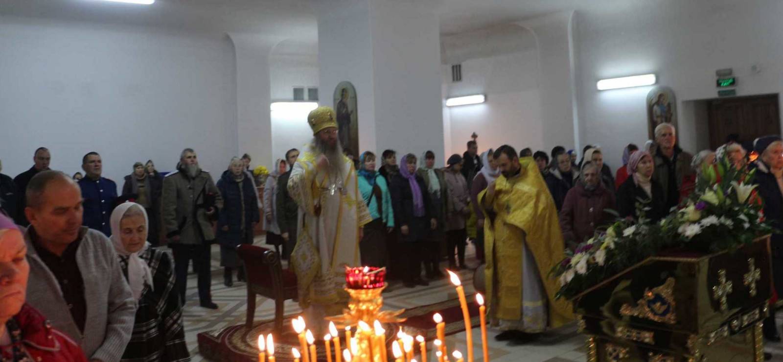 Божественная литургия в строящемся храме св. пр. Иоанна Кронштадтского (г.Волгоград).