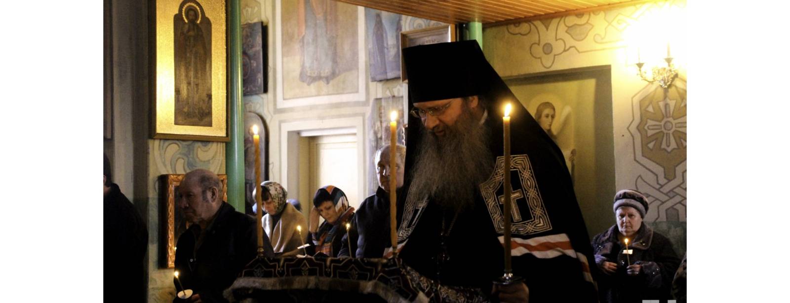 Великое повечерие с чтением канона Андрея Критского в храме Святителя Николая Архиепископа Мирликийского.