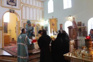 Божественную литургию в Троицком Каменно-Бродском мужском монастыре