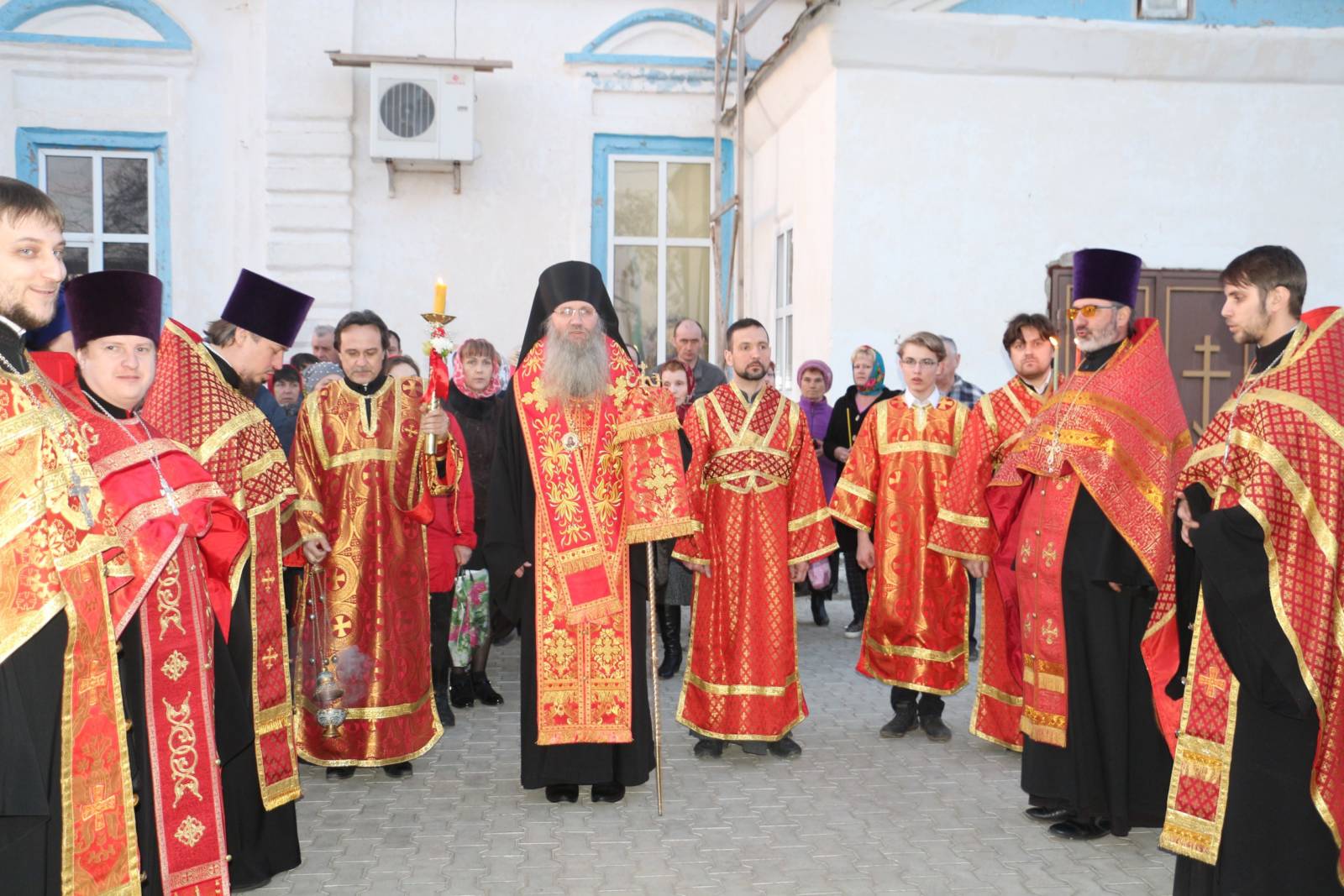 В Покровском кафедральном соборе г. Урюпинска торжественно встретили благодатный огонь.