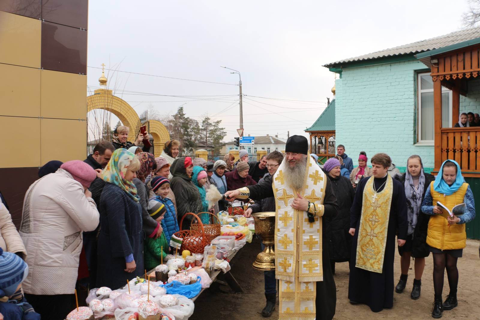 Великая суббота освящение пасок и куличей архиереем на приходах.