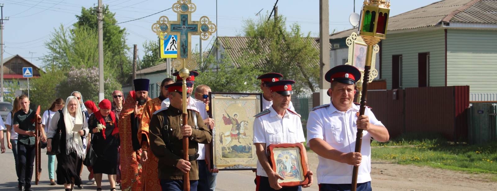 «Крестный ход» к часовне Успения Божией Матери на площади в г.Новоаннинский.