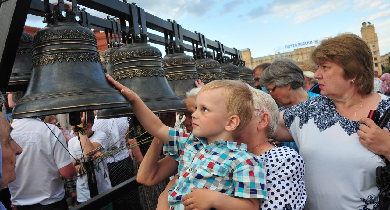 В Волгограде освятили 18 колоколов строящегося собора Александра Невского.