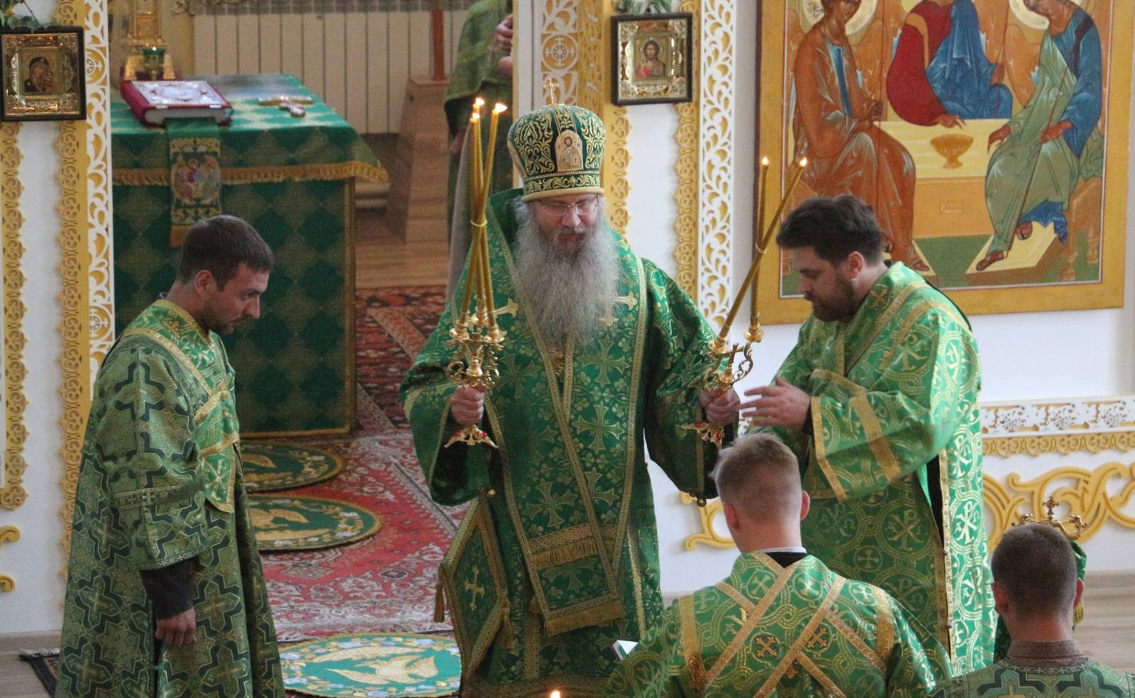 Праздничное богослужение в Каменнобродском Свято-Троицком Белогорском мужском монастыре. (День Святой Троицы)