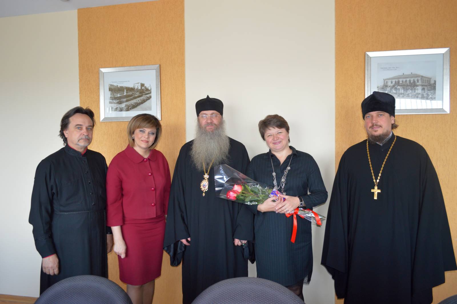 Владыко Елисей поздравил работниц городской администрации с православным женским днем.