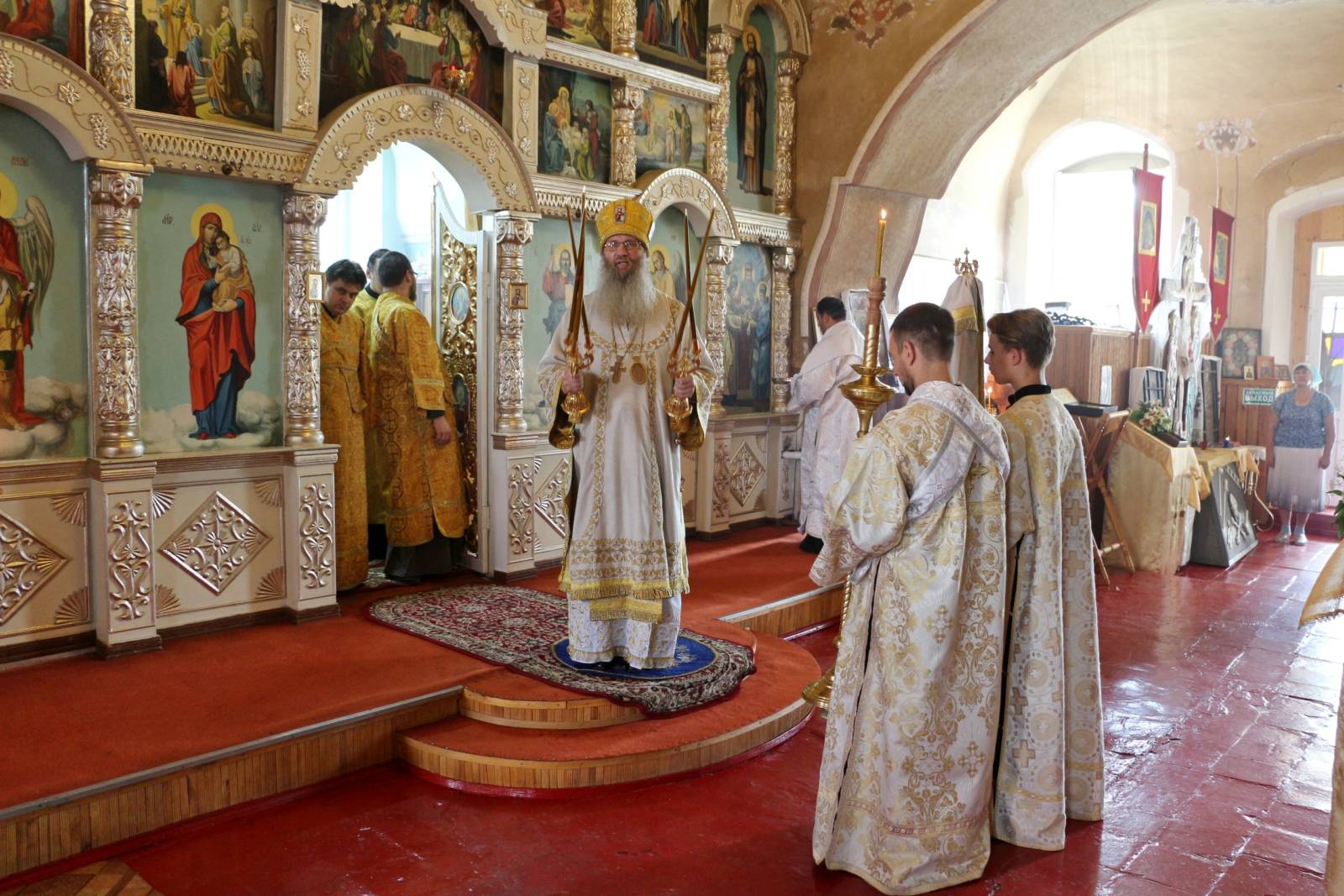 Божественная литургия в храме Трех святителей с. Ольховка.