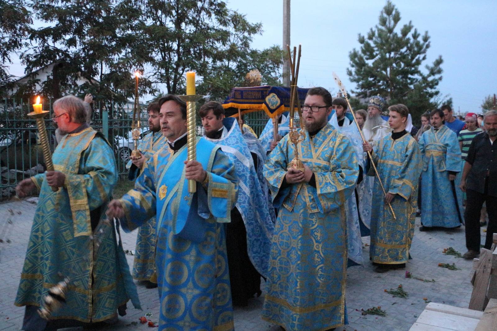 Утреня с чином Погребения Пресвятой Богородицы в Покровском кафедральном соборе г. Урюпинска.