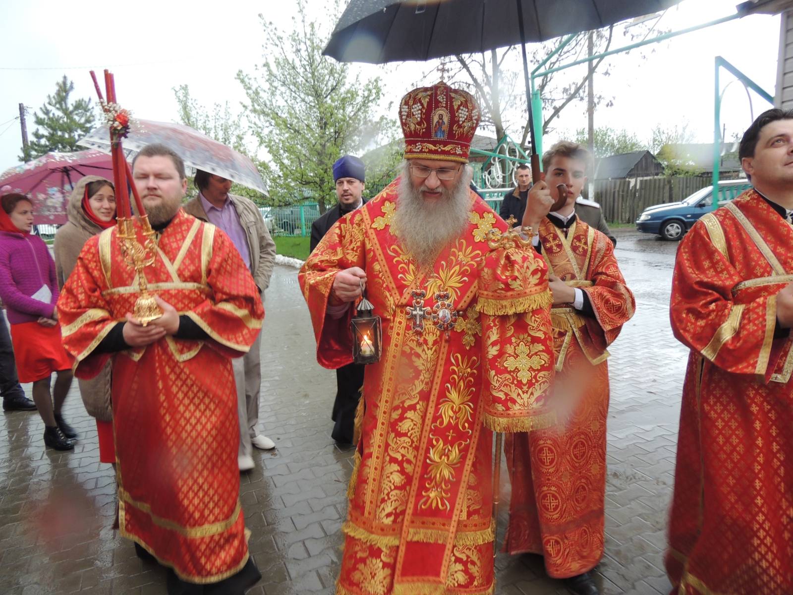 В Урюпинской епархии встретили Благодатный огонь.