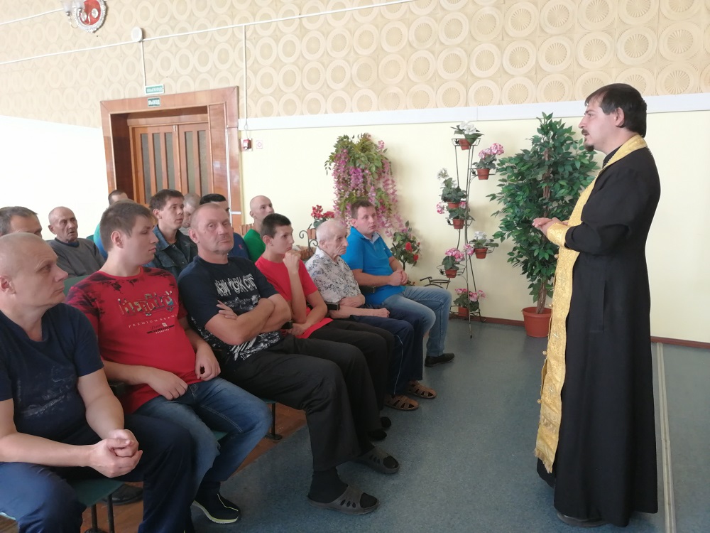 Священник посетил пациентов Урюпинского ПНИ