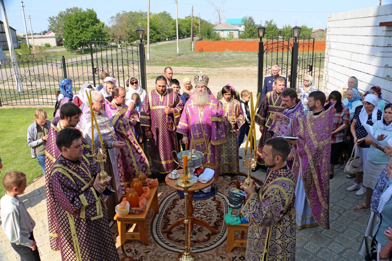 В празднование Происхождения Честны́х Древ Животворящего Креста Господня