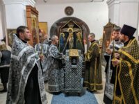 Утреня Великой Пятницы с чтением 12-ти Евангелий Святых Страстей Господа нашего Иисуса Христа в в Покровском кафедральном соборе г. Урюпинска.