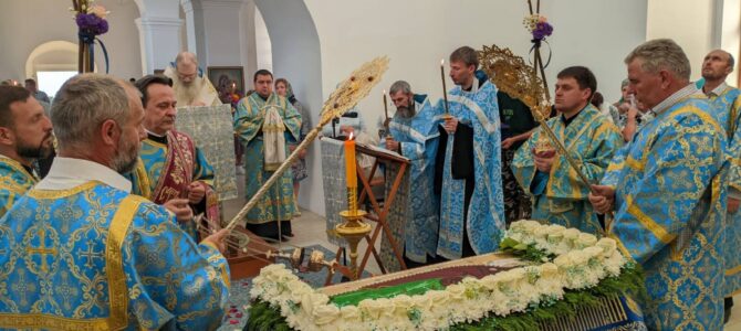 Епископ Елисей совершил Чин погребения плащаницы Пресвятой Богородицы.